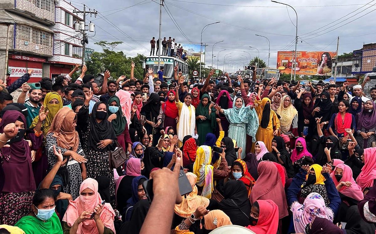 অপসোনিন ফার্মার শ্রমিকেরা সাত দফা দাবিতে মহাসড়কে বিক্ষোভ সমাবেশ করেন। আজ শনিবার দুপুরে বরিশাল নগরের রূপাতলী সেতুর টোল প্লাজা এলাকায় বরিশাল-কুয়াকাটা মহাসড়কে